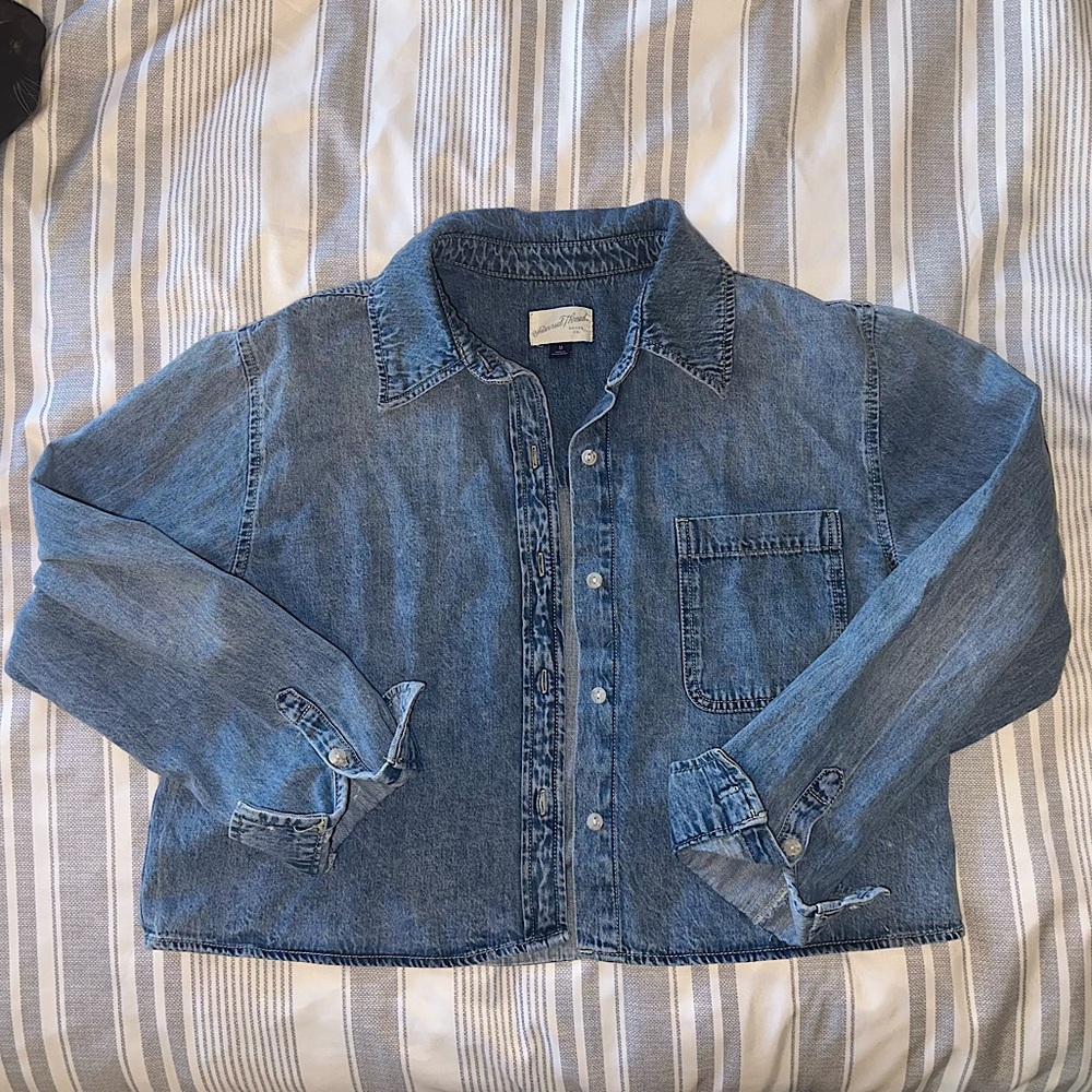 Universal Thread Cropped Button Up Denim Top - size Medium - Distressed